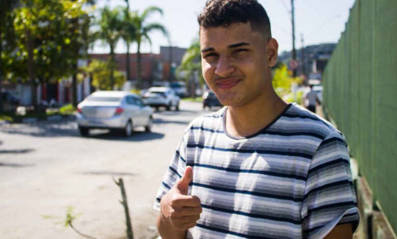 Exemplo de perseverança, jovem vicentino viraliza na internet vendendo balas