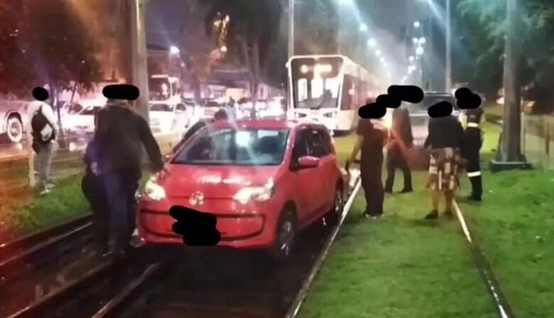 Carro invade trilhos do VLT em São Vicente