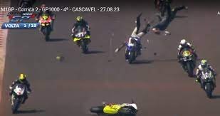 VÍDEO - Pilotos de moto morrem em grave acidente