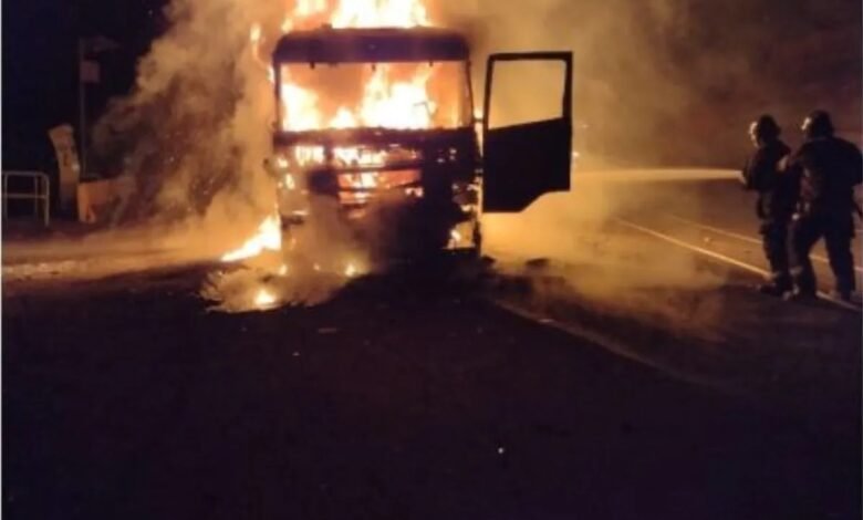 Caminhão pega fogo no meio da Rodovia Anchieta