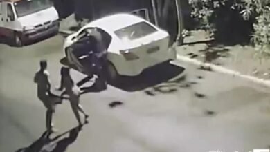 VÍDEO - Casal que fazia sexo em carro é assaltado