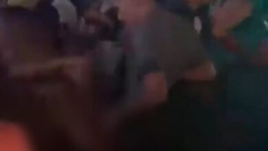 VÍDEO - Casal é flagrado fazendo sexo em festa universitária