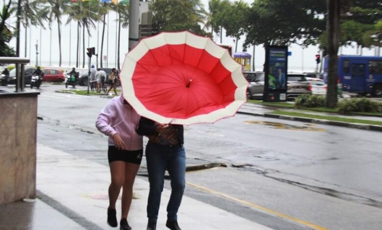 Frente fria chega a Santos com previsão de chuva e mar agitado
