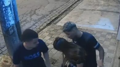 VÍDEO - Jovem é assaltada por dois criminosos em Santos