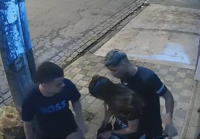 VÍDEO - Jovem é assaltada por dois criminosos em Santos