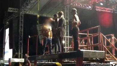 VÍDEO - Dupla Munhoz e Mariano dá uísque a adolescente durante show