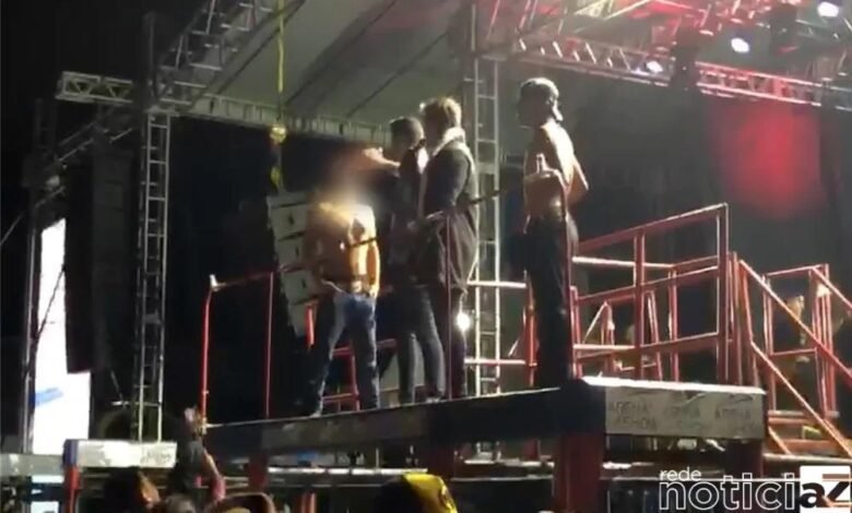 VÍDEO - Dupla Munhoz e Mariano dá uísque a adolescente durante show