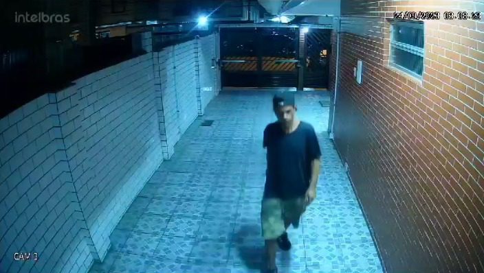 VÍDEO - Prédio é invadido durante madrugada em Santos