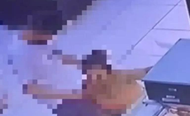 VÍDEO - Mulher é flagrada fazendo sexo oral dentro de mercado