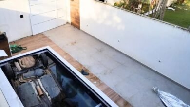 Jovem fica presa em carro e morre após veículo cair em piscina