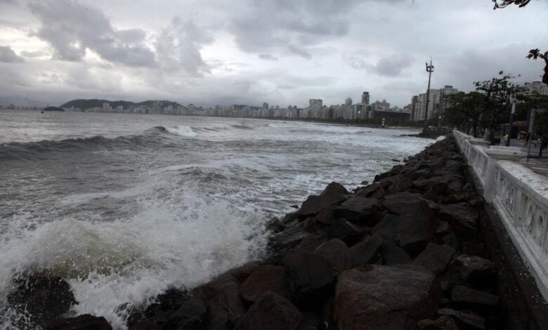 Santos tem previsão de chuva e alerta de ressaca para o feriadão