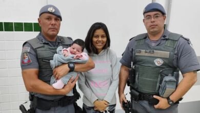 Bebê de duas semanas é salva por dois policiais militares