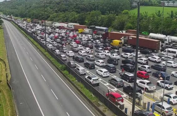 Motoristas enfrentam congestionamento em Rodovias para chegar ao Litoral Paulista