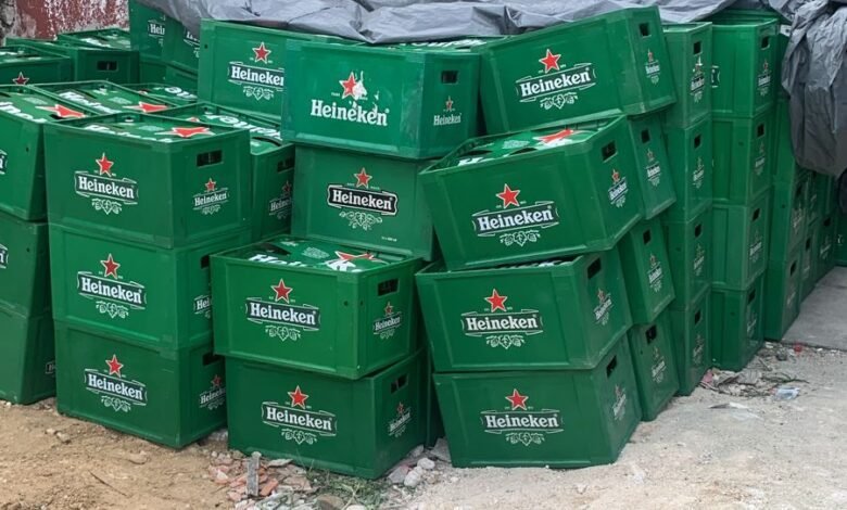 Caixas de cerveja são recuperadas pela polícia em São Vicente