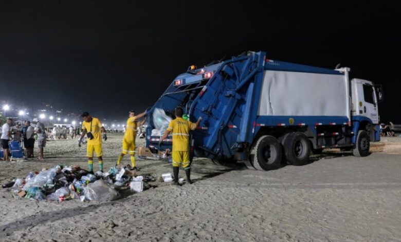 67 toneladas de lixo são retirados da praia após Ano Novo em Santos