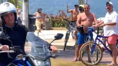 Bolsonaro dá um 'rolê' de moto no Litoral
