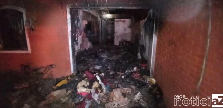 Bombeiros acham R$ 100 mil em casa incendidada em Vinhedo