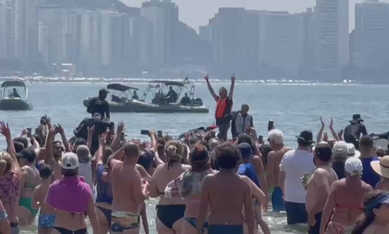 Bolsonaro curte praia no litoral e causa mais aglomerações