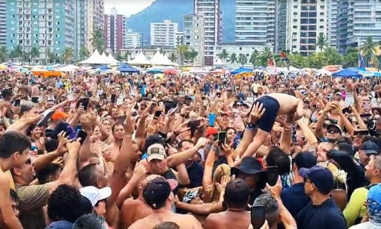 Bolsonaro vem à Santos e causa aglomeração na praia