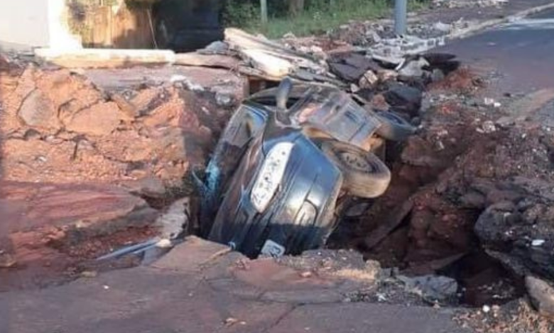 Asfalto cede e causa acidente em Barretos
