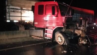 Acidente deixou motorista ferido.