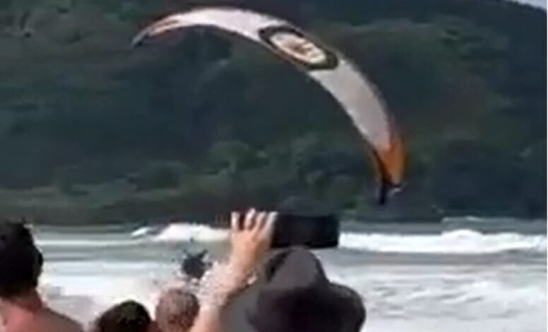 VÍDEO - Piloto de paramotor cai no mar após manobras arriscadas próximas de banhistas