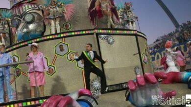 Segunda noite de desfiles das Escolas de Samba de São Paulo é marcado por Bolsonaro "virando" jacaré após ser vacinado