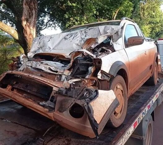 Carro e caminhão colidem causando acidente em Frutal