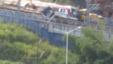 VÍDEO - Trens do metrô tombam após bater em caminhão de serviço