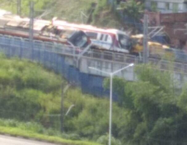 VÍDEO - Trens do metrô tombam após bater em caminhão de serviço