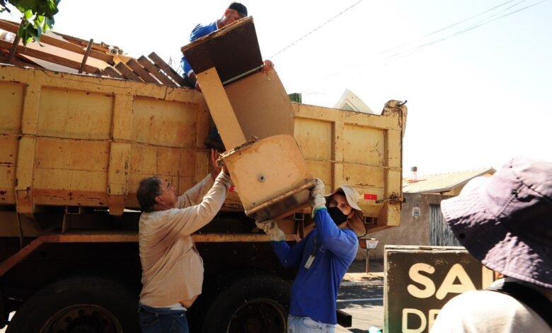 “3° Arrastão contra a Dengue” já retirou 15 caminhões de materiais descartados pela população