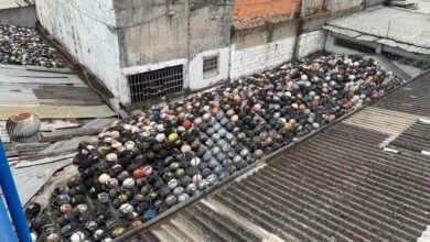 Telhado de loja é usado para "armazenar" capacetes em São Paulo