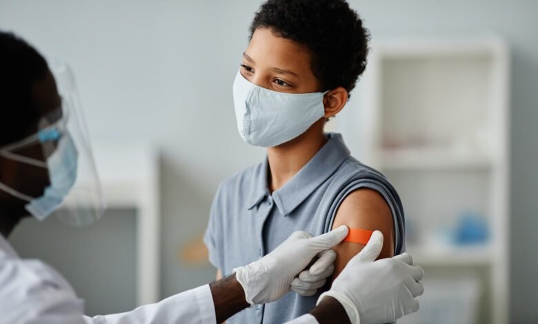 Terceira dose da vacina contra a Covid-19 para adolescentes de 12 a 17 anos está autorizada