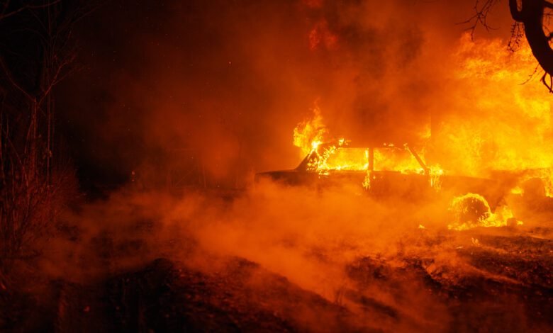 Carro parado em frente a residência pega fogoCarro parado em frente a residência pega fogo