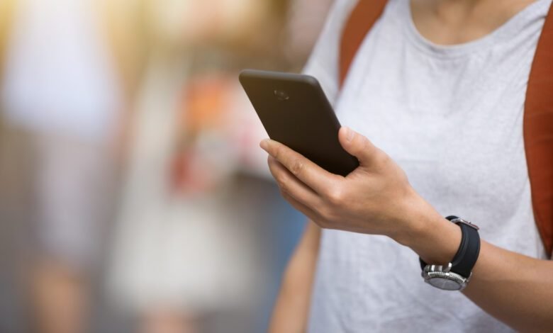 Câmera de segurança flagra furto de celular em escola