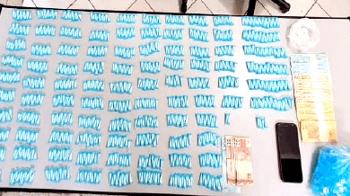 Polícia aprende mais de 900 pinos de cocaína, dinheiro e celular