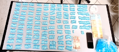Polícia aprende mais de 900 pinos de cocaína, dinheiro e celular