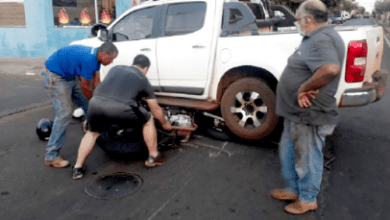 Motociclista fica ferido após colisão com caminhonete