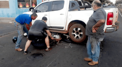 Motociclista fica ferido após colisão com caminhonete
