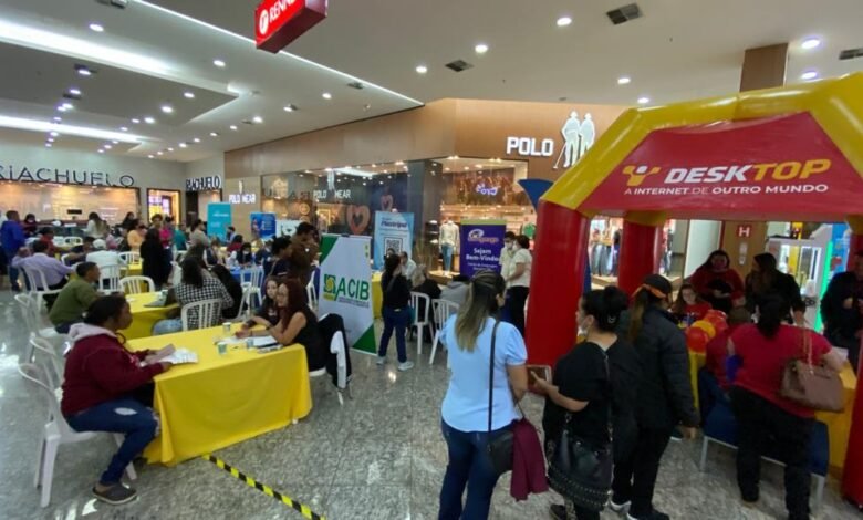 Centenas de pessoas participam do 2º Feirão de Empregos