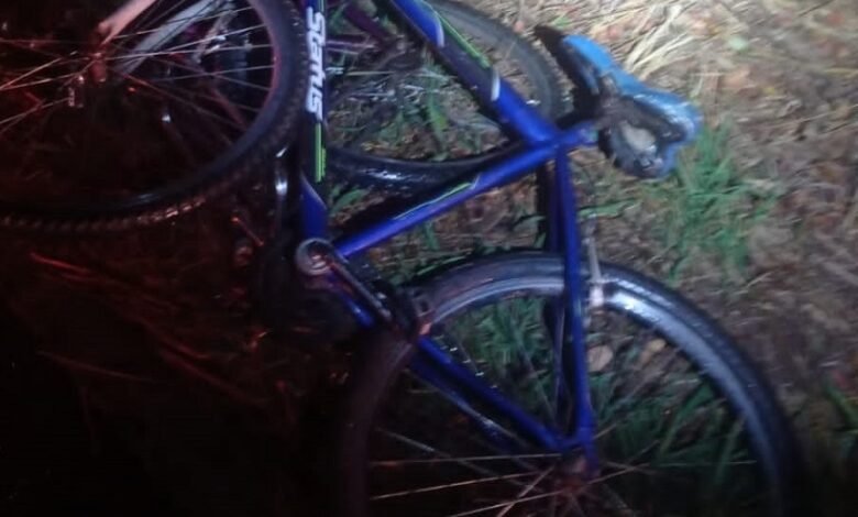 Carro atropela dupla de ciclista devido mau tempo na rodovia