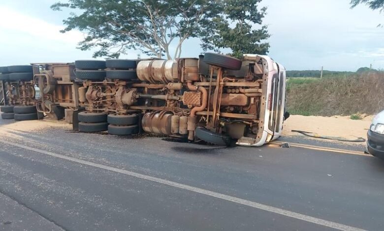 Caminhão tomba e espalha carga pela Rodovia
