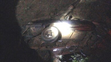 Motorista é retirado das ferragens, após ajuda de populares que passam no local