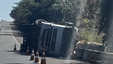 Carreta carregada de laranja tomba no acostamento da rodovia