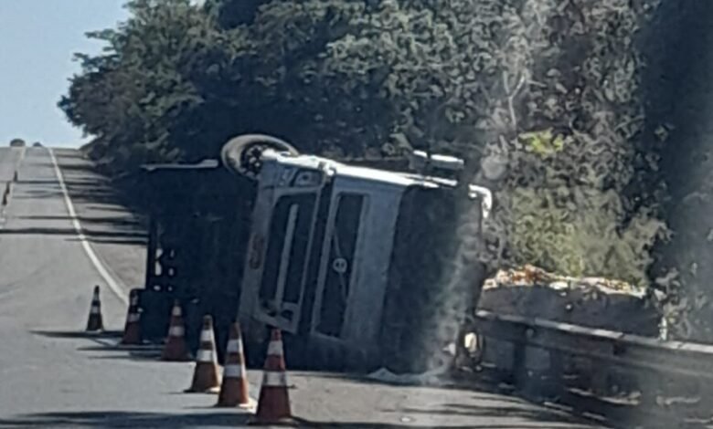 Carreta carregada de laranja tomba no acostamento da rodovia