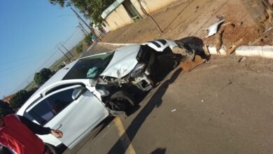 Carro colide com poste tendo duas jovens e uma criança de três anos