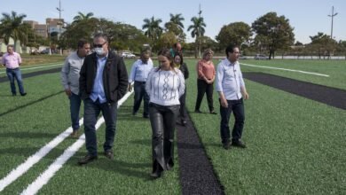 Campo de Futebol da Região do Lagos começa a receber grama sintética