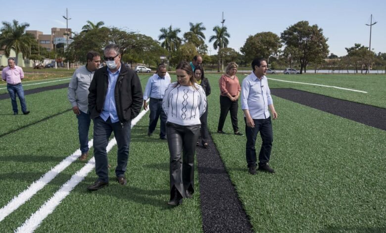 Campo de Futebol da Região do Lagos começa a receber grama sintética