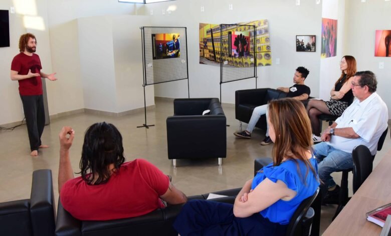 Jovens participam da oficina de podcast ficcional EncenaSom