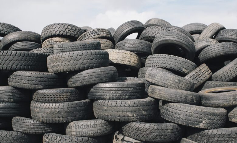 Princípio de incêndio em depósito de pneus do Controle de vetores